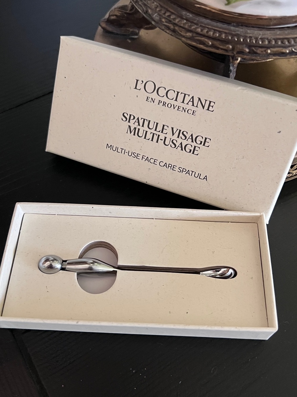 L'OCCITANE Silver Face Care Spatula in Metallic Finish